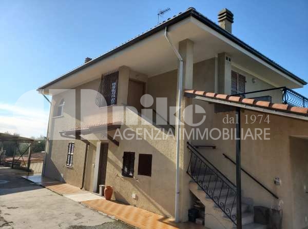 Apartment with private entrance in semi-detached house 