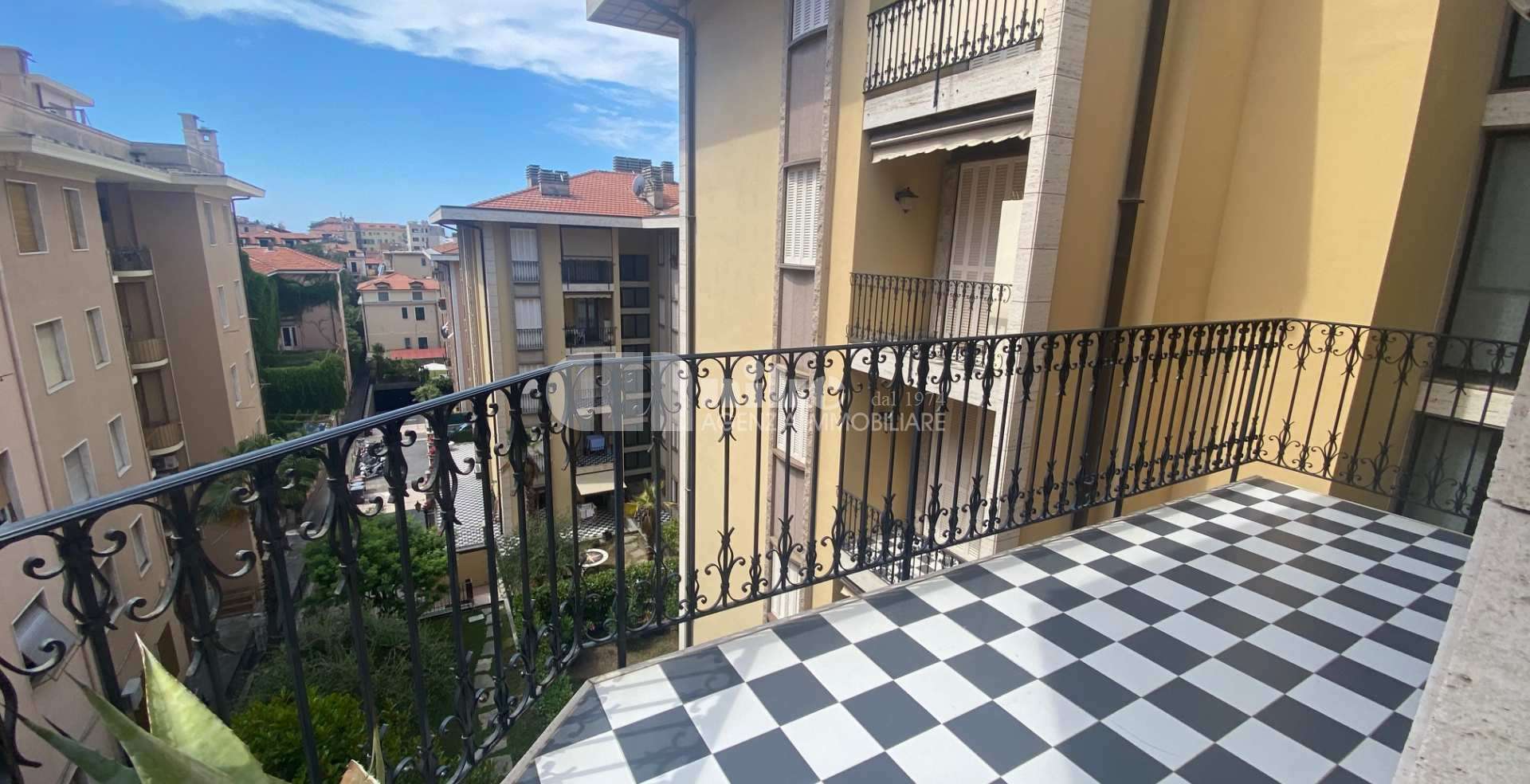 Three-room apartment in an elegant building