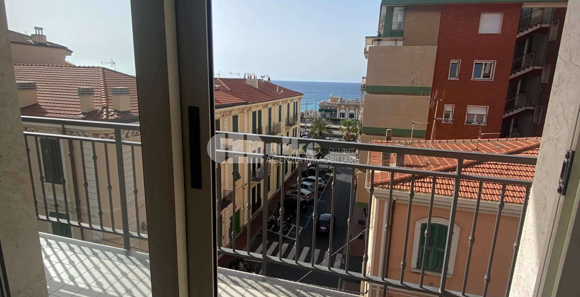 Three-room apartment on the last floor with a seaview