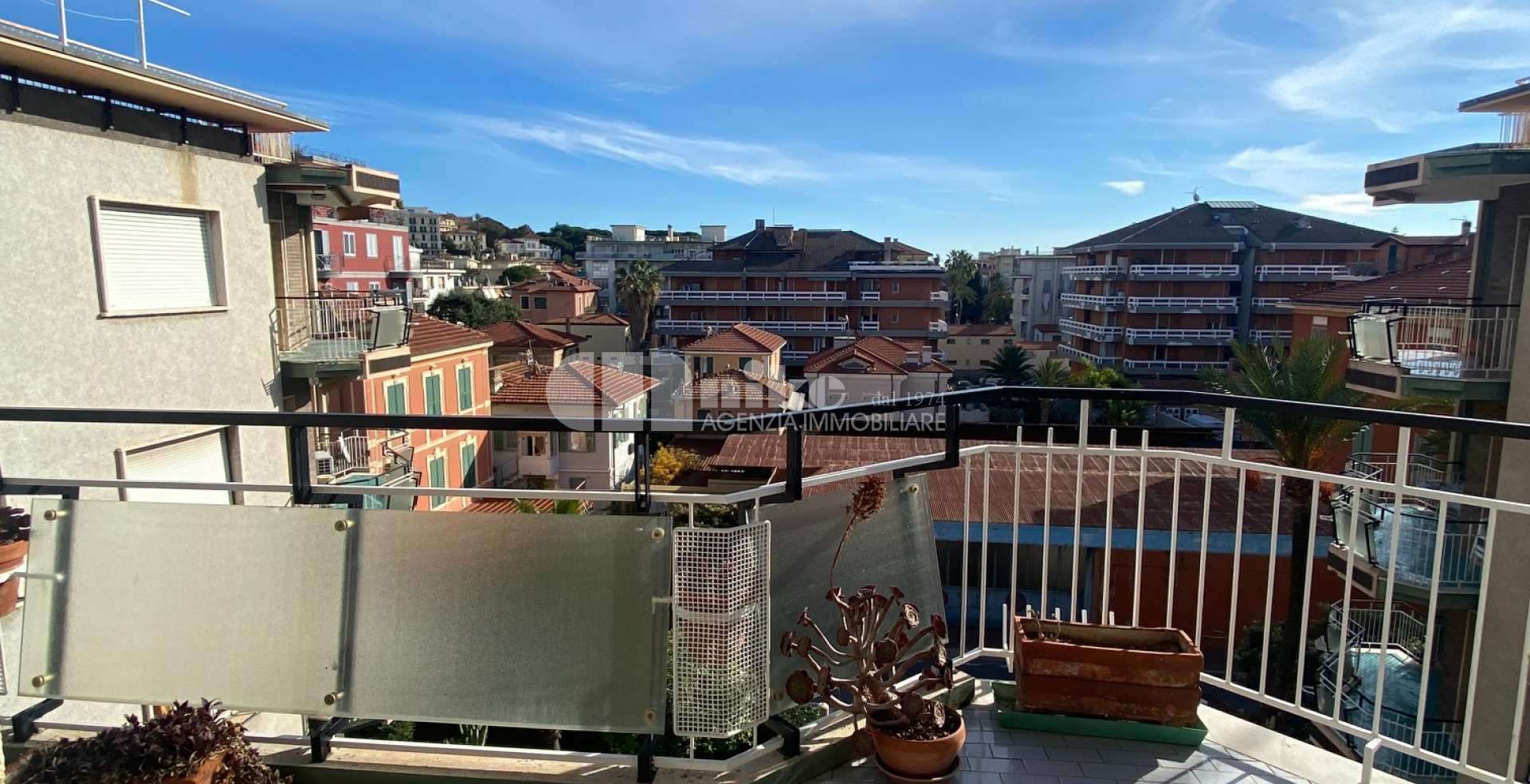 4 room apartment next to the sea 