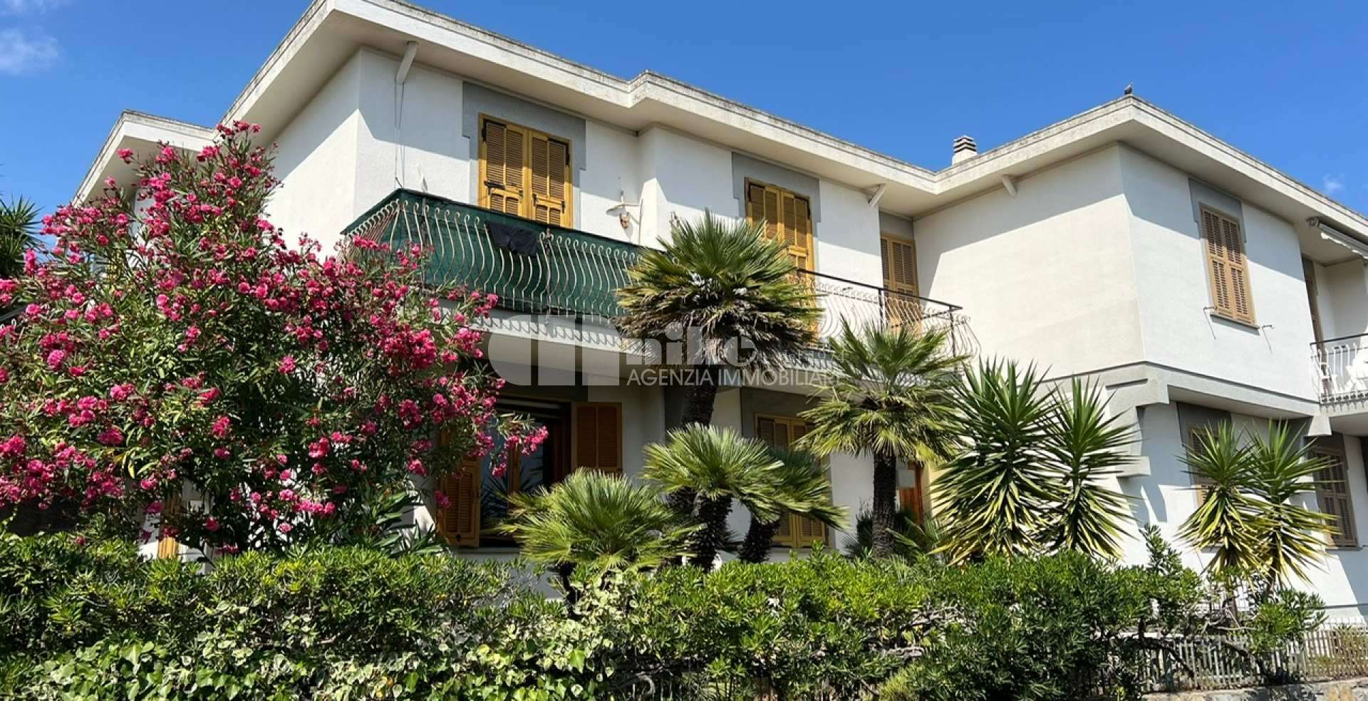three-room apartment with garden