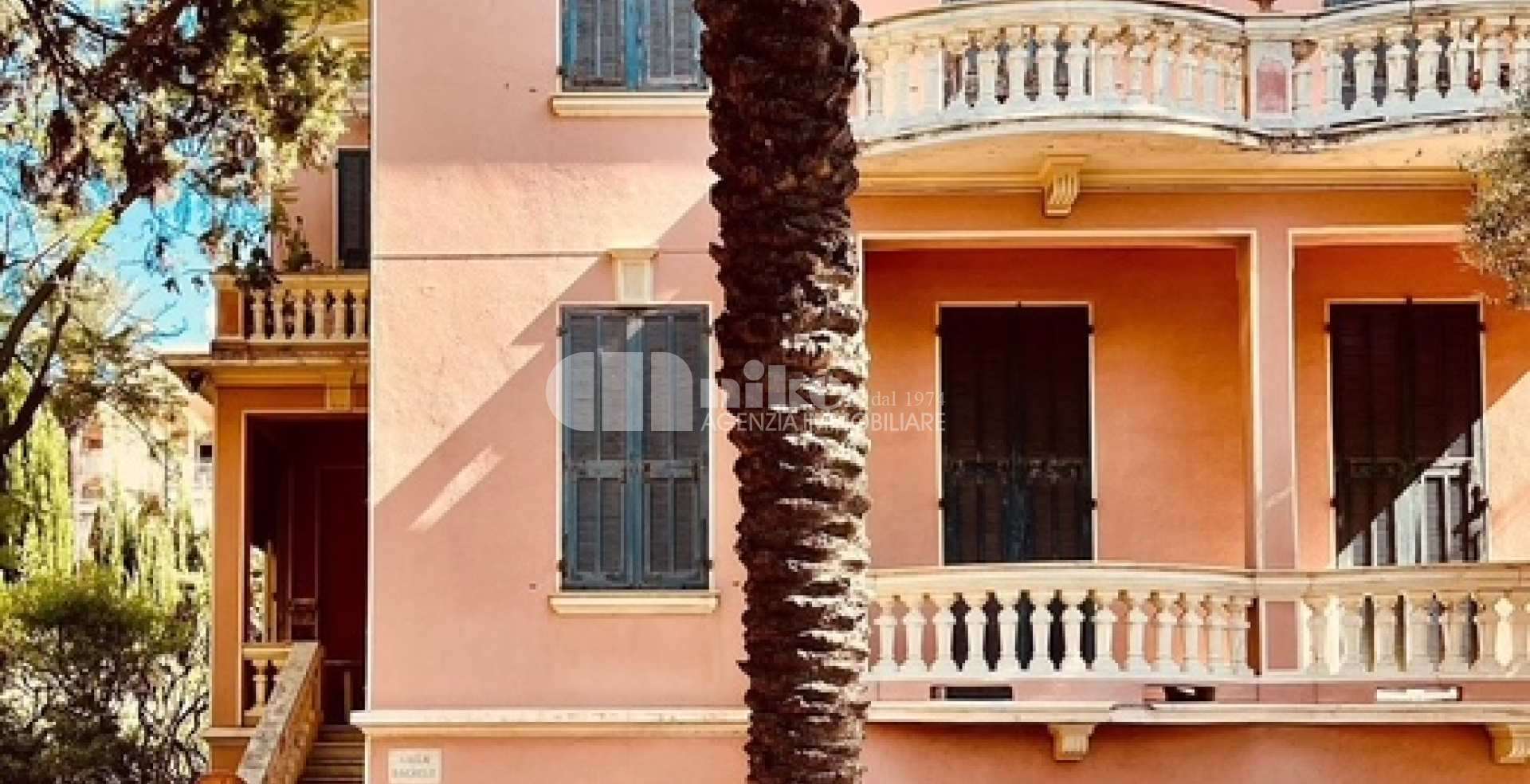 Historic villa in a very central and plain  position 