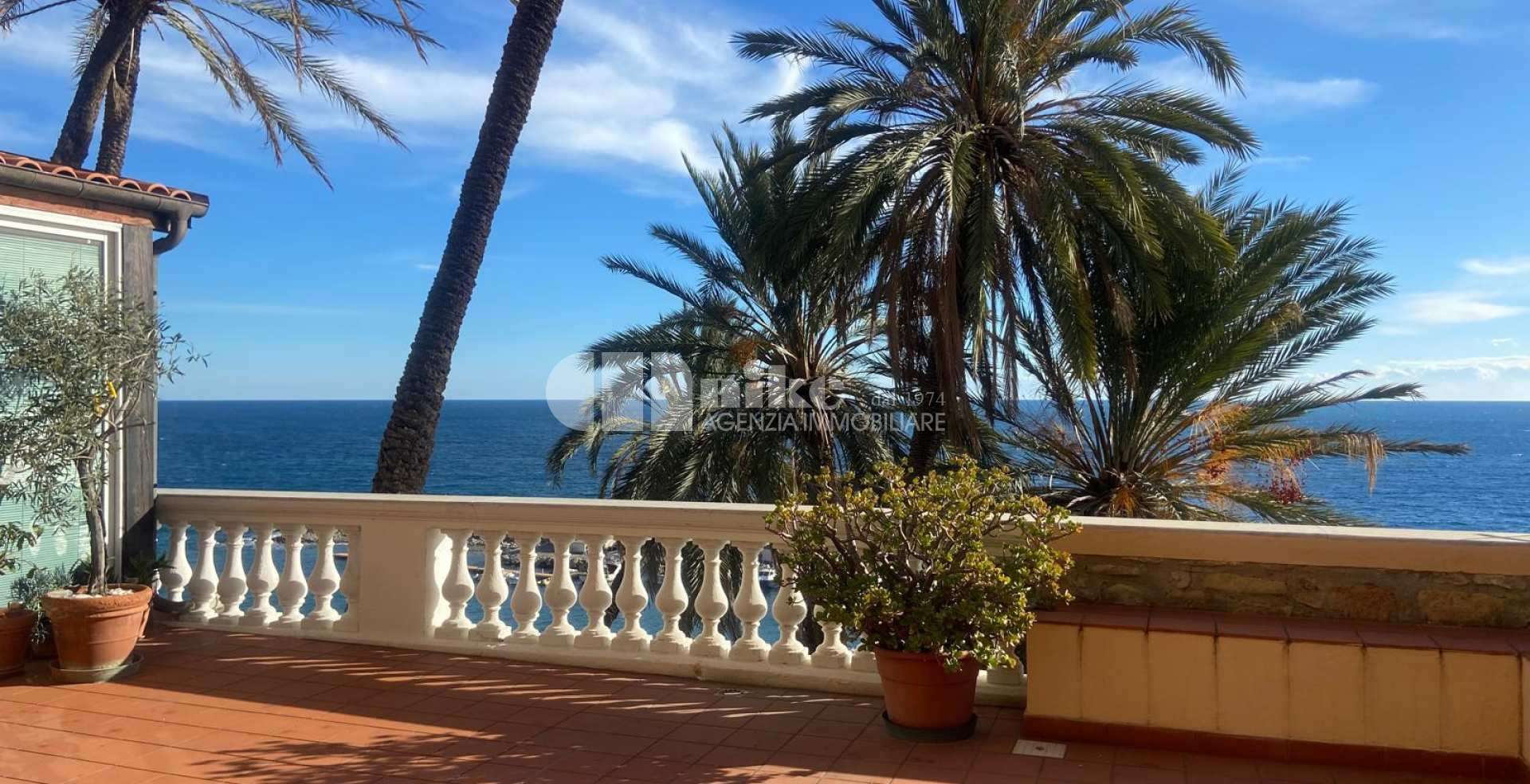 Apartment with terrace overlooking the sea