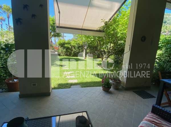 A 2 renovated room apartment in a historic building with private garden and garage