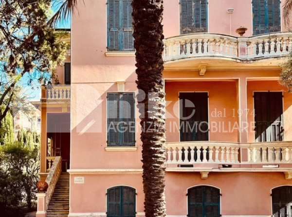 Historic villa in a very central and plain  position 