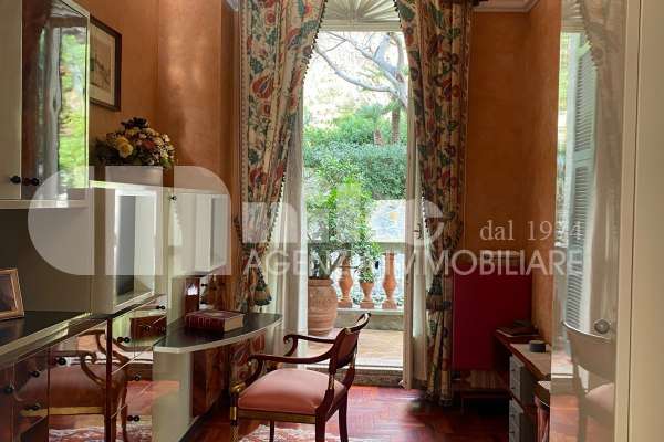 Three-room apartment in a historic building thumbnail