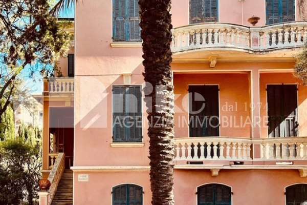 Historic villa in a very central and plain  position  thumbnail