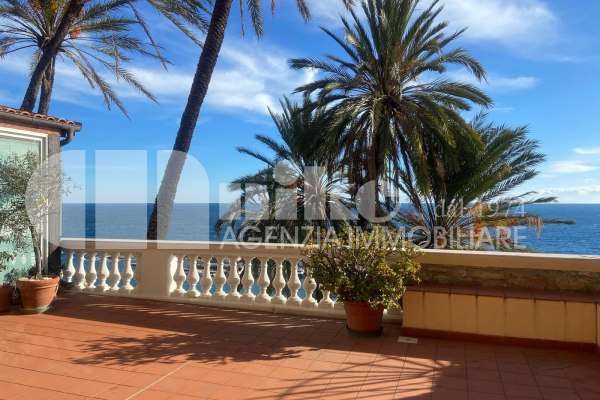 Apartment with terrace overlooking the sea thumbnail