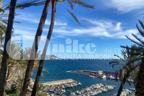 Apartment with terrace overlooking the sea thumbnail