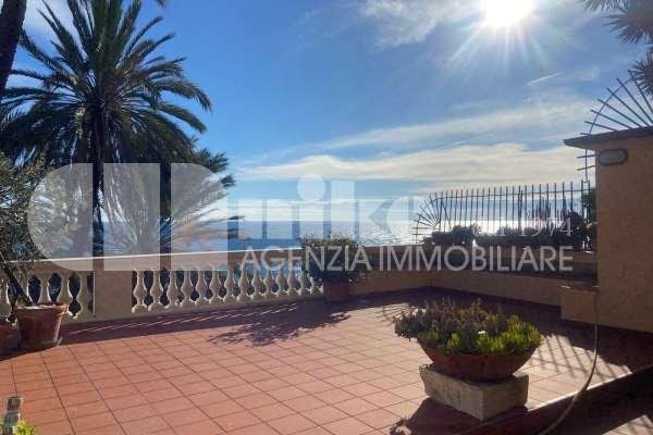 Apartment with terrace overlooking the sea thumbnail